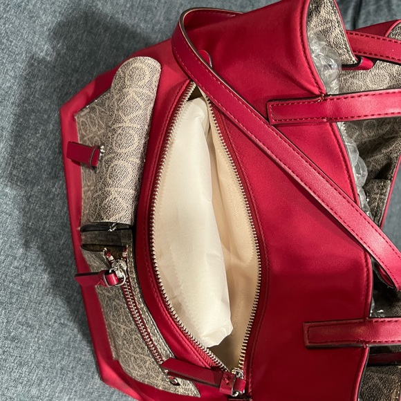 Guess purse. Used but in good condition. - Picture 3 of 4